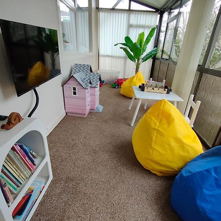 Retro 4 Bedroom Home, Warm And Welcoming, Quiet Location بوريريوا المظهر الخارجي الصورة